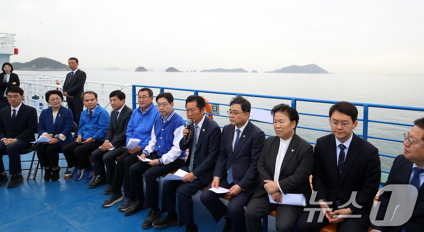 (통영=뉴스1) 윤일지 기자 = 정청래 더불어민주당 대표가 22일 경남 통영 욕지도에서 통영시로 향하는 선박 위에서 열린 '욕지도 선상 최고위원회의'에서 발언을 하고 있다.배 위에 …