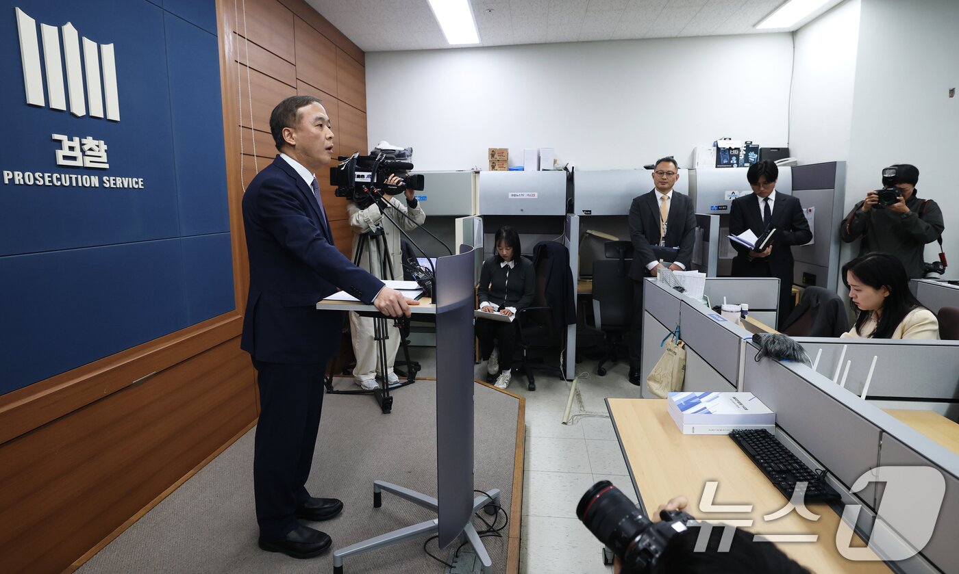 본문 이미지 - 안동건 서울중앙지검 제1차장검사가 22일 서초구 서울고등검찰청 브리핑룸에서 감사원 고위공무원 뇌물수수 사건 처분 관련 브리핑을 하고 있다. 2026.4.22 ⓒ 뉴스1 오대일 기자