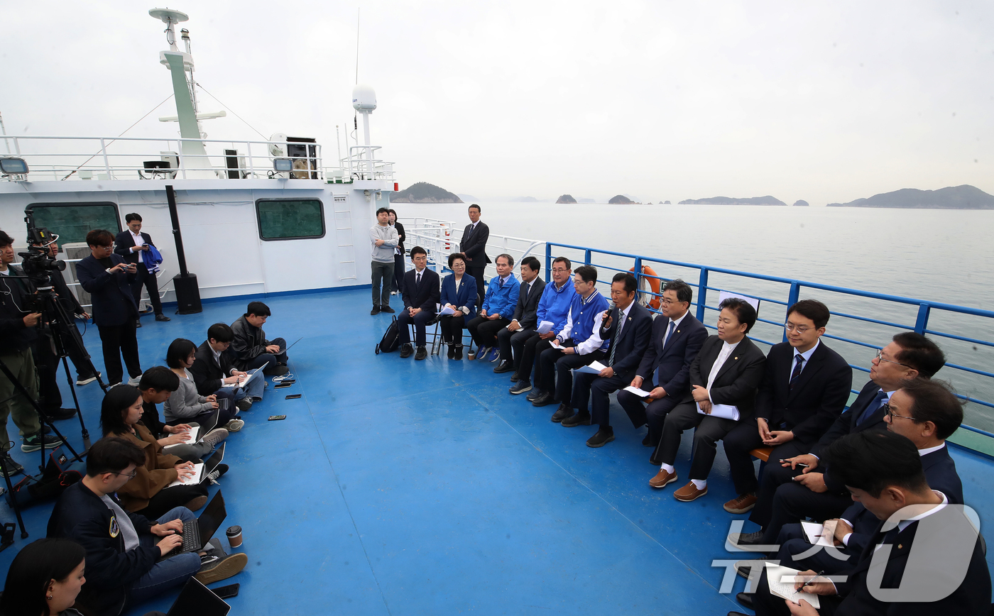 (통영=뉴스1) 윤일지 기자 = 정청래 더불어민주당 대표가 22일 경남 통영 욕지도에서 통영시로 향하는 선박 위에서 열린 '욕지도 선상 최고위원회의'에서 발언을 하고 있다.배 위에 …