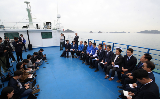 선상 위에서 열리는 민주당 최고위원회의