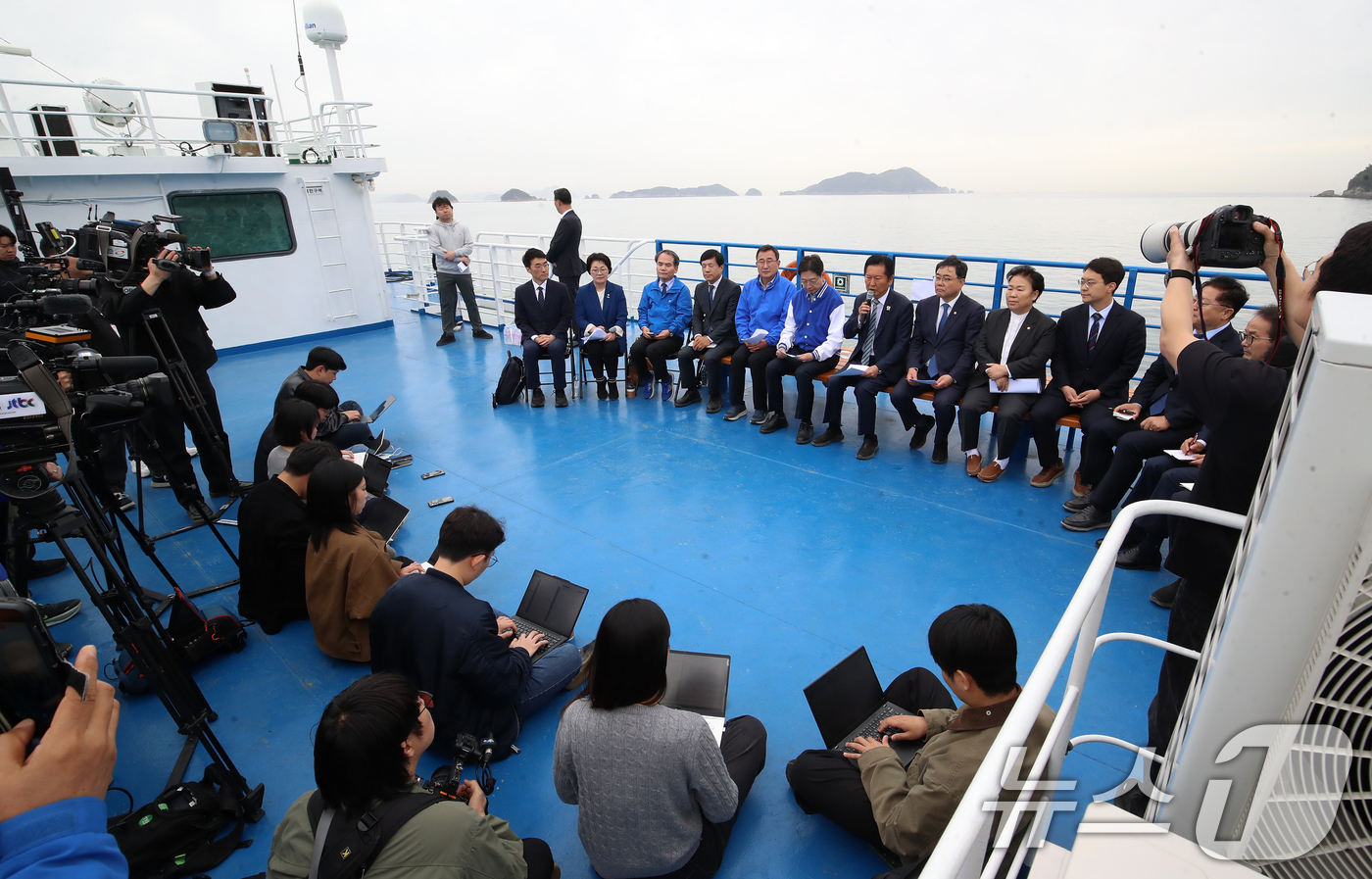 (통영=뉴스1) 윤일지 기자 = 정청래 더불어민주당 대표가 22일 경남 통영 욕지도에서 통영시로 향하는 선박 위에서 열린 '욕지도 선상 최고위원회의'에서 발언을 하고 있다.배 위에 …