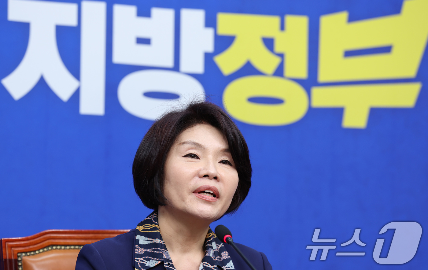 (서울=뉴스1) 신웅수 기자 = 한정애 더불어민주당 정책위의장이 22일 서울 여의도 국회에서 6.3 지방선거 더불어민주당 공약을 발표하고 있다. 2026.4.22/뉴스1