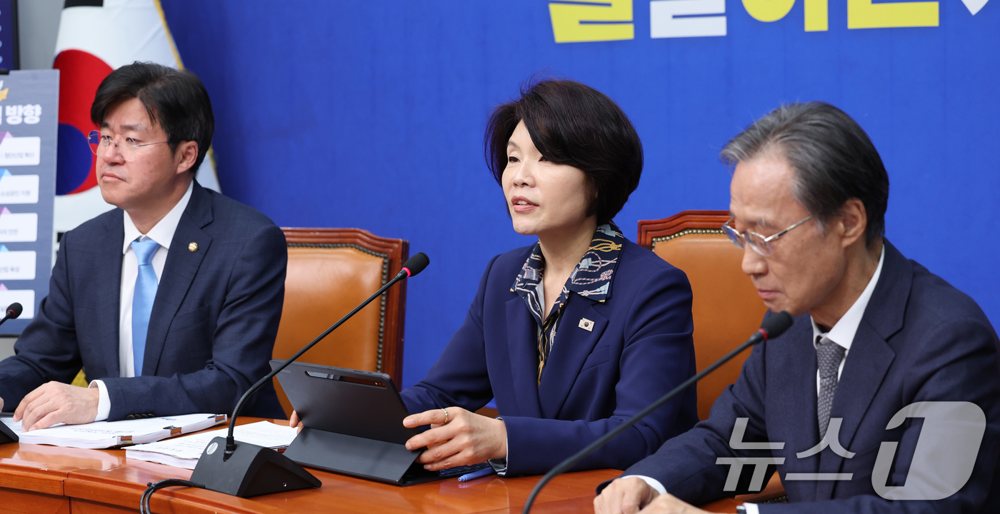 (서울=뉴스1) 신웅수 기자 = 한정애 더불어민주당 정책위의장이 22일 서울 여의도 국회에서 6.3 지방선거 더불어민주당 공약을 발표하고 있다. 2026.4.22/뉴스1