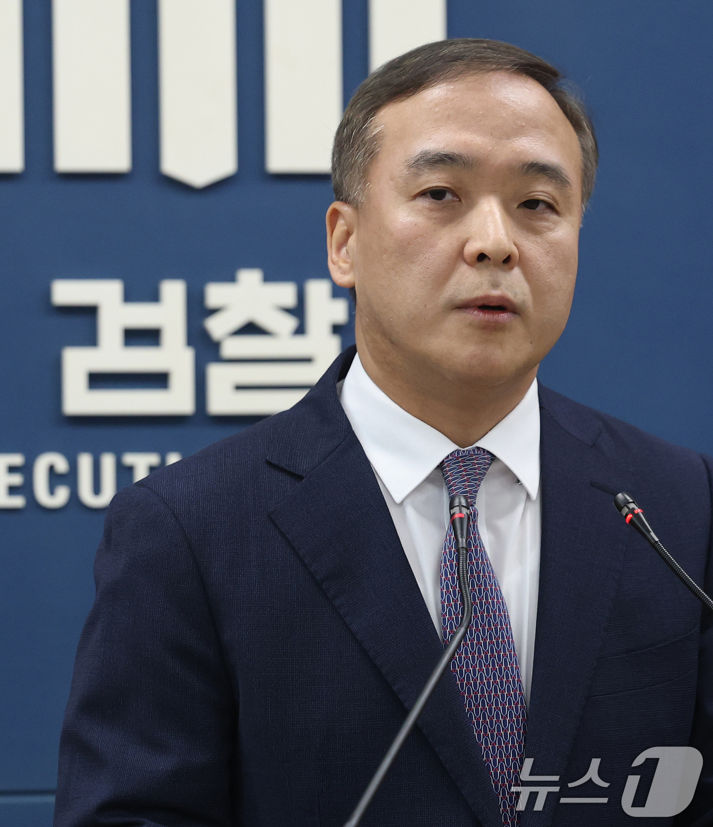 (서울=뉴스1) 오대일 기자 = 안동건 서울중앙지검 제1차장검사가 22일 서초구 서울고등검찰청 브리핑룸에서 감사원 고위공무원 뇌물수수 사건 처분 관련 브리핑을 하고 있다. 2026 …