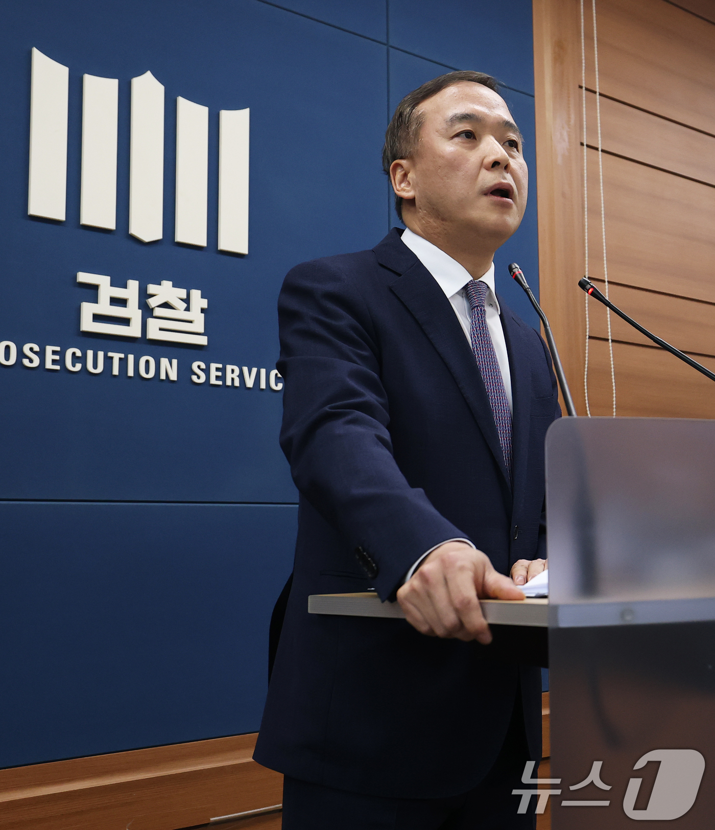 (서울=뉴스1) 오대일 기자 = 안동건 서울중앙지검 제1차장검사가 22일 서초구 서울고등검찰청 브리핑룸에서 감사원 고위공무원 뇌물수수 사건 처분 관련 브리핑을 하고 있다. 2026 …