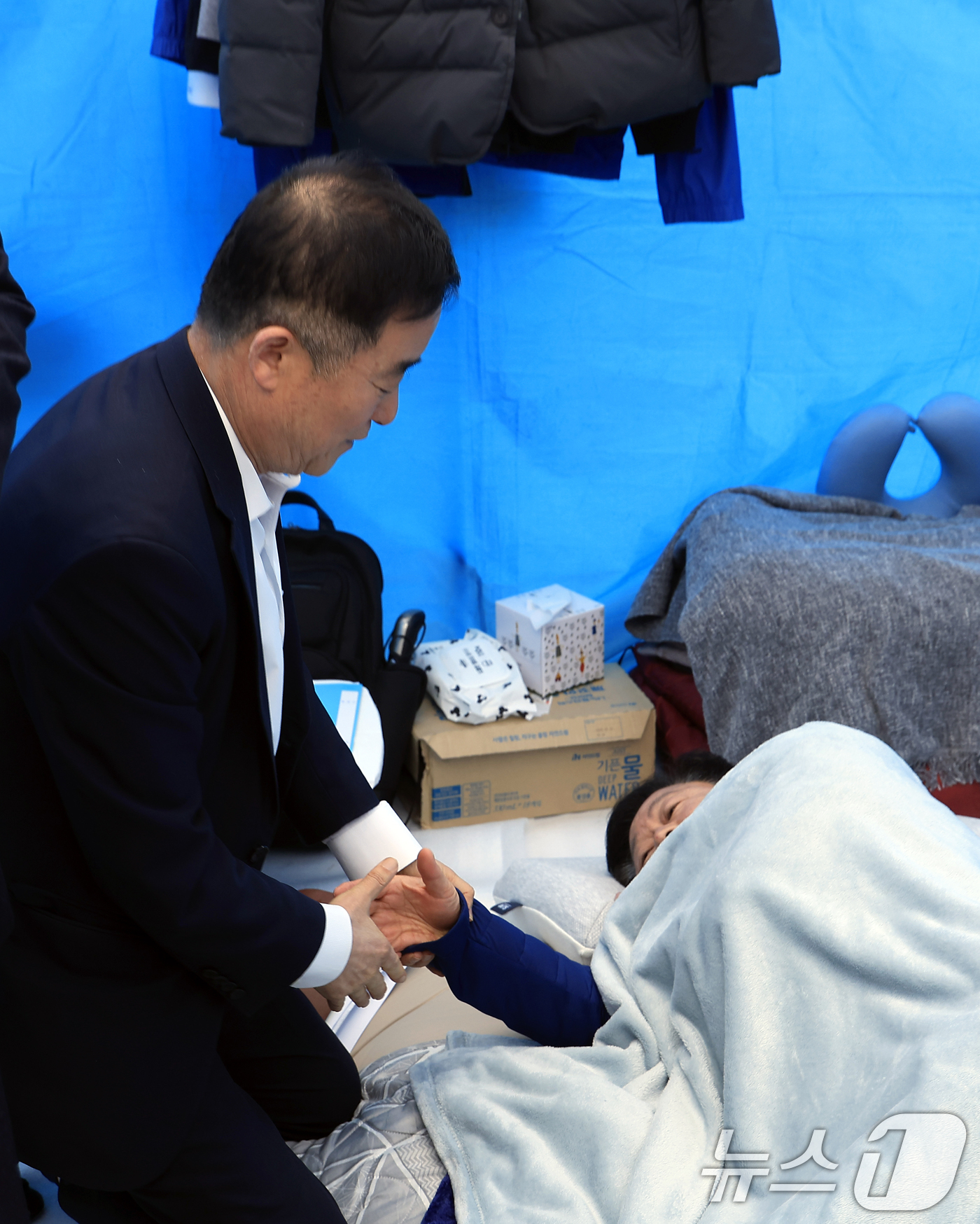 (서울=뉴스1) 박정호 기자 = 강득구 더불어민주당 최고위원이 22일 오전 서울 여의도 국회 본청 앞 안호영 의원 단식장에서 안 의원의 손을 잡고 있다.  2026.4.22/뉴스1 …