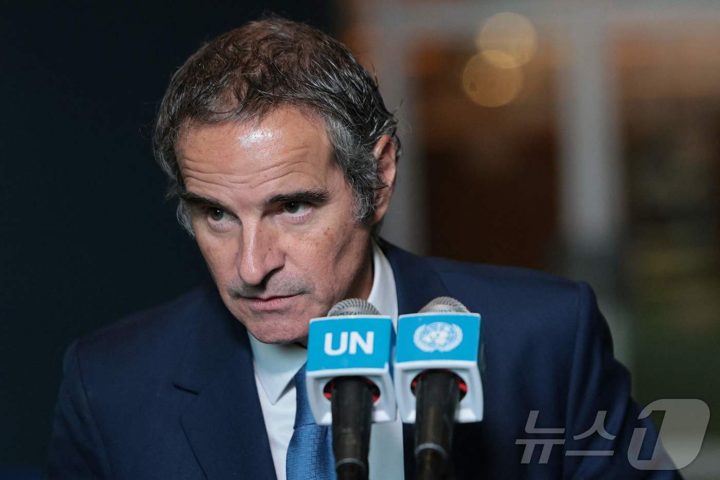 (뉴욕 AFP=뉴스1) 김경민 기자 = 라파엘 그로시 국제원자력기구(IAEA) 사무총장이 21일(현지시간) 뉴욕시 유엔 본부에서 언론과 대화하고 있다. 2026.4.21ⓒ AFP= …