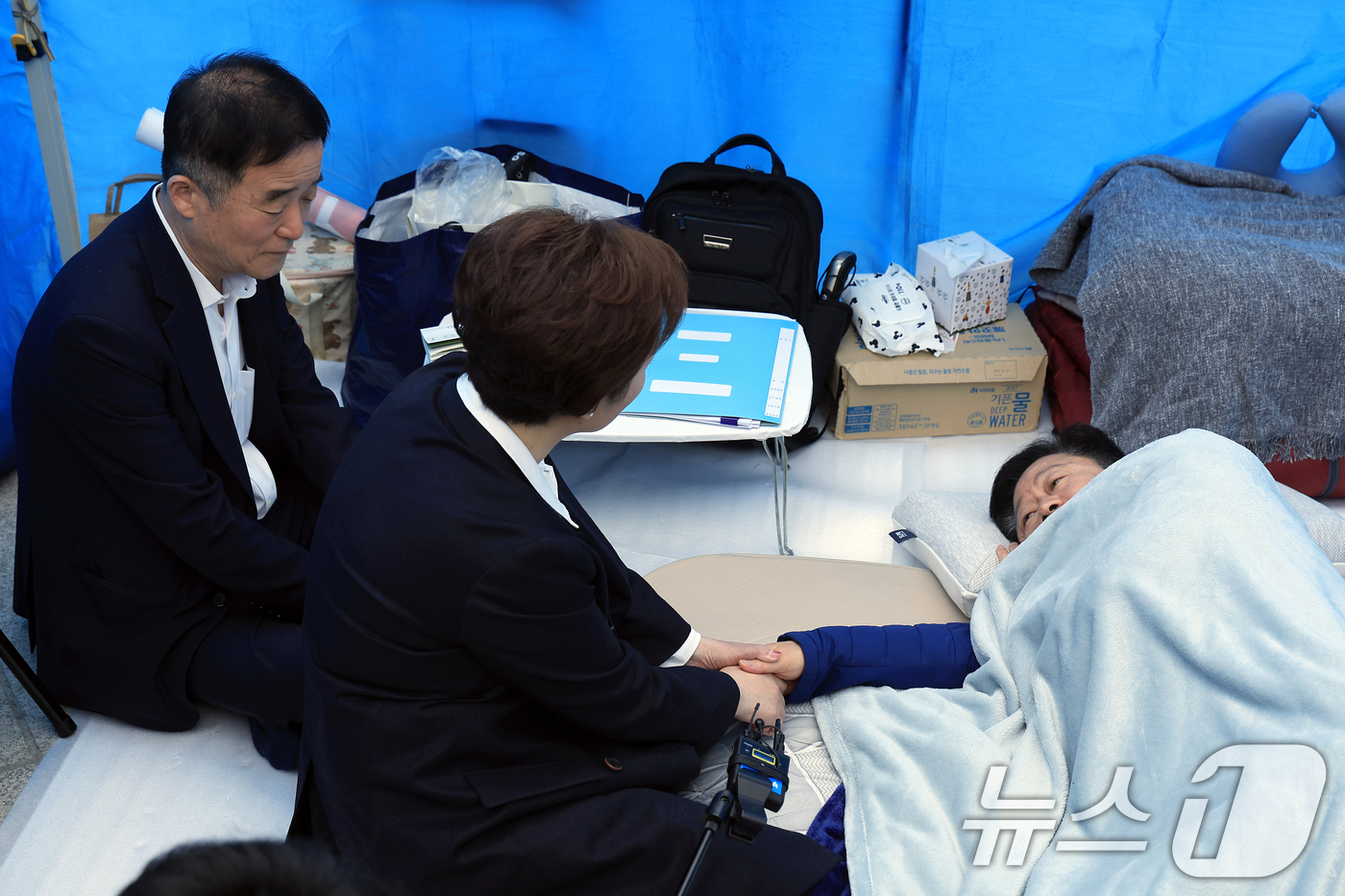 (서울=뉴스1) 박정호 기자 = 강득구, 이언주 더불어민주당 최고위원이 22일 오전 서울 여의도 국회 본청 앞 안호영 의원 단식장에서 안 의원을 만나고 있다. 2026.4.22/뉴 …