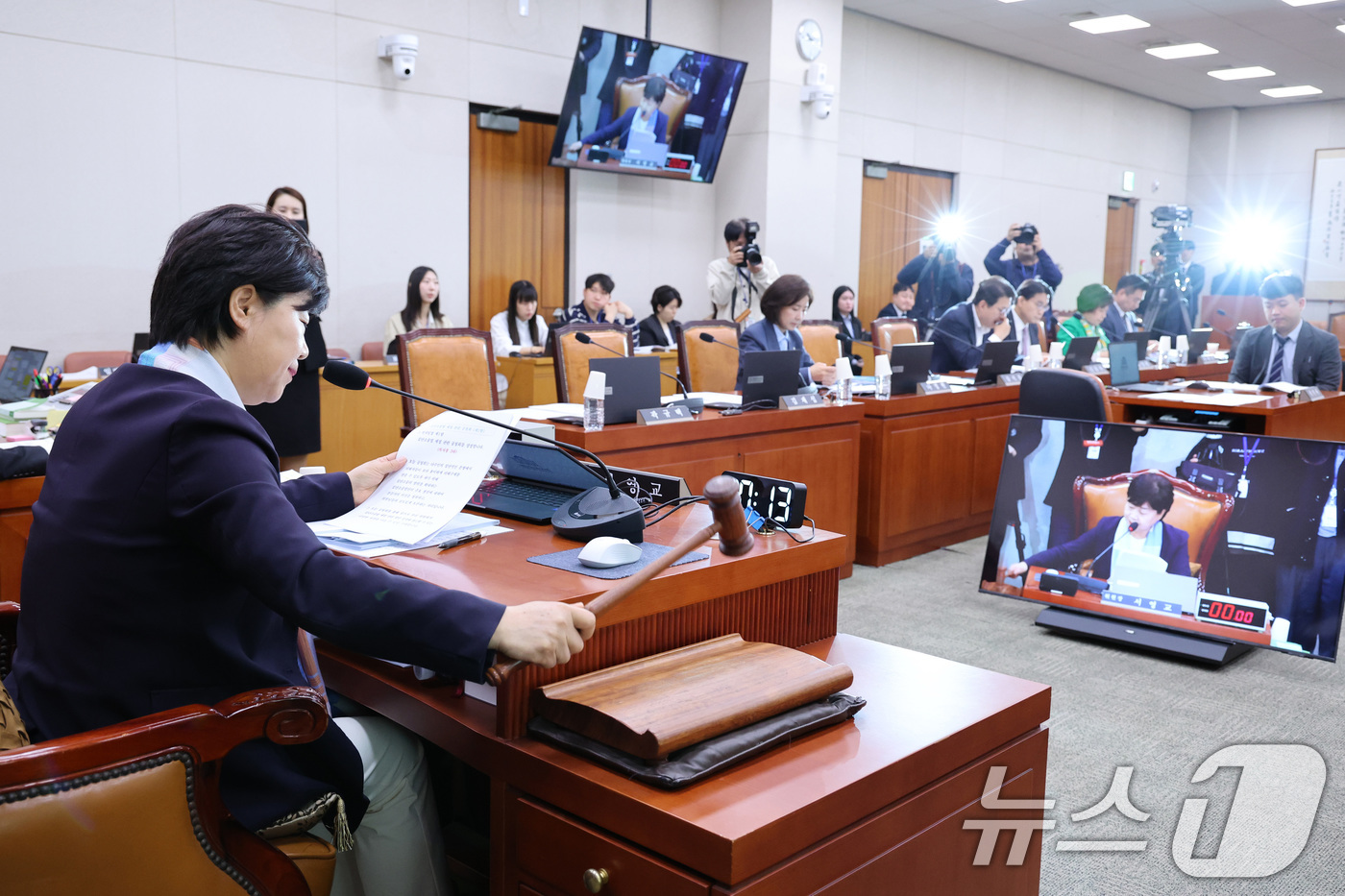 (서울=뉴스1) 신웅수 기자 = 서영교 위원장이 22일 서울 여의도 국회 법제사법위원회에서 안건을 상정하고 열린 집단소송법 공청회에서 의사봉을 두드리고 있다. 2026.4.22/뉴 …