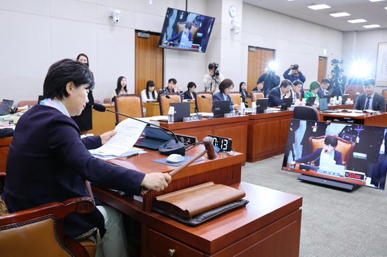 집단소송법 공청회 상정하는 서영교 위원장