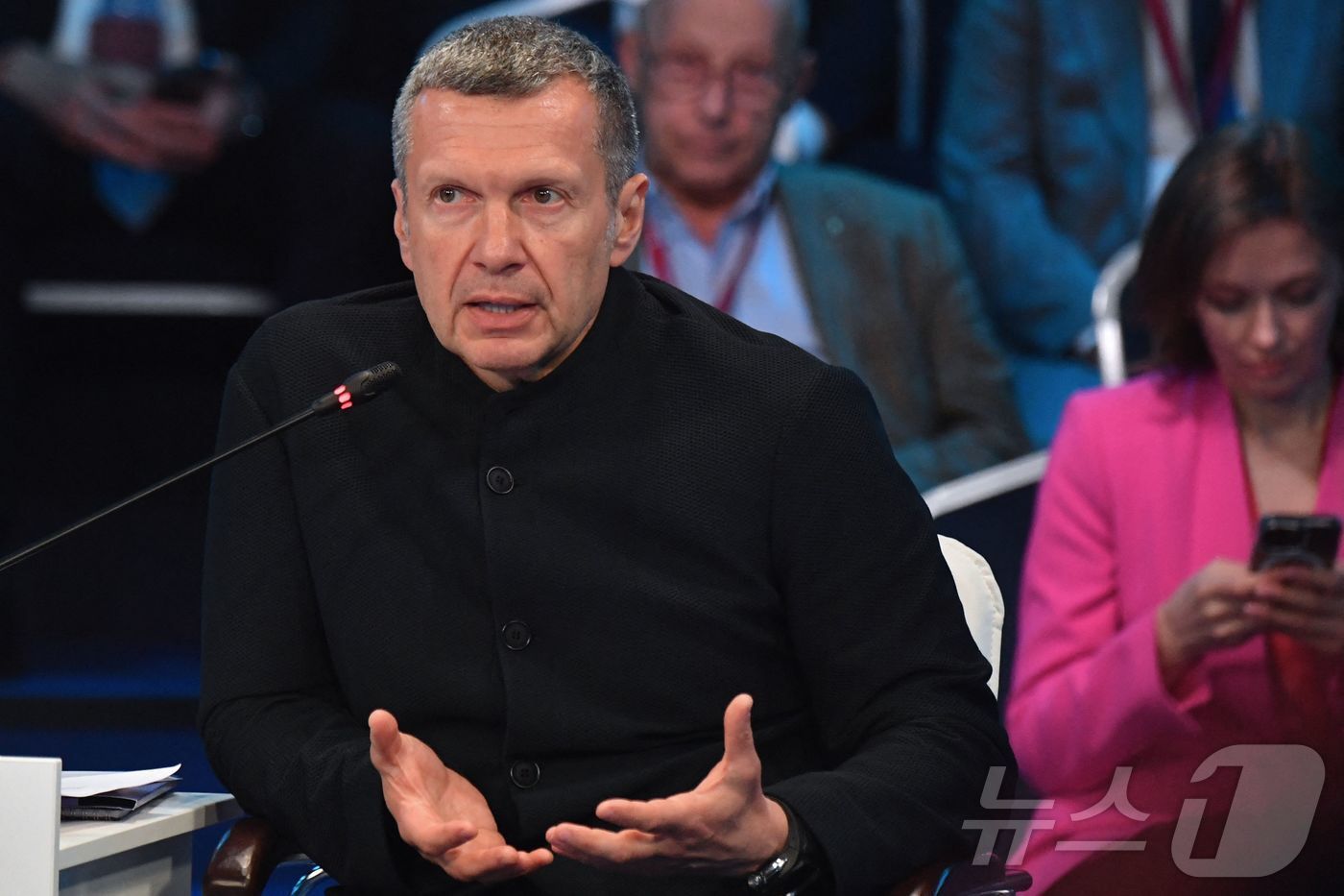 본문 이미지 - TV 진행자 블라디미르 솔로비요프 ⓒ AFP=뉴스1