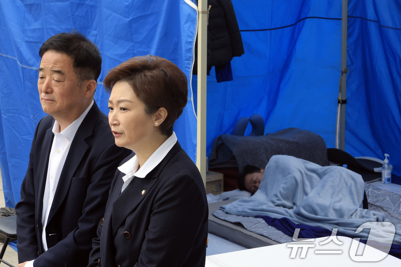 (서울=뉴스1) 박정호 기자 = 강득구, 이언주 더불어민주당 최고위원이 22일 오전 서울 여의도 국회 본청 앞 안호영 의원 단식장 앞에서 기자회견을 하고 있다.  2026.4.22 …