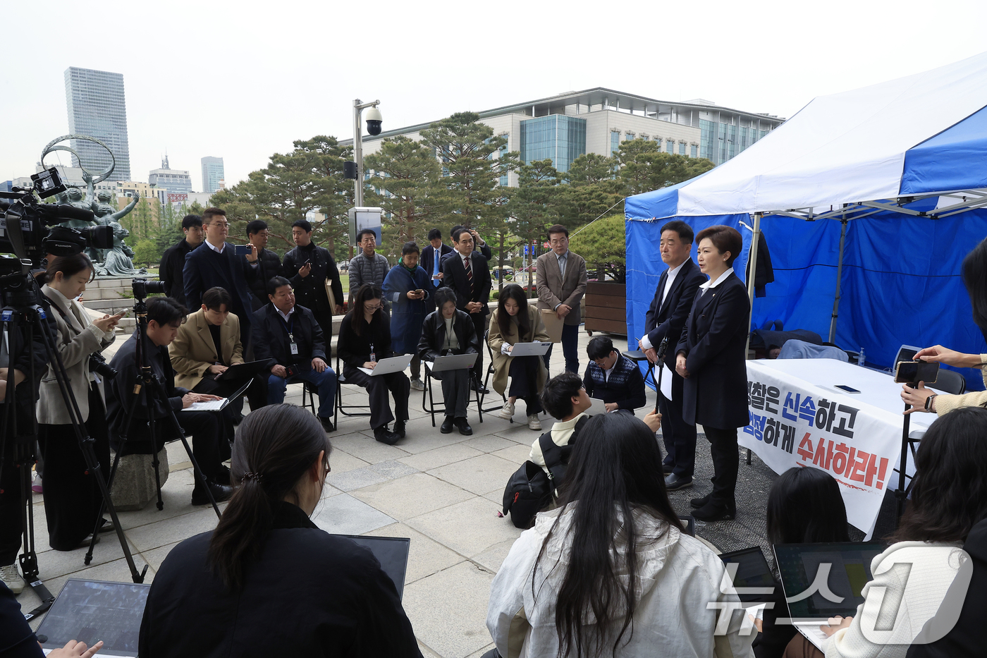 (서울=뉴스1) 박정호 기자 = 강득구, 이언주 더불어민주당 최고위원이 22일 오전 서울 여의도 국회 본청 앞 안호영 의원 단식장 앞에서 기자회견을 하고 있다.  2026.4.22 …