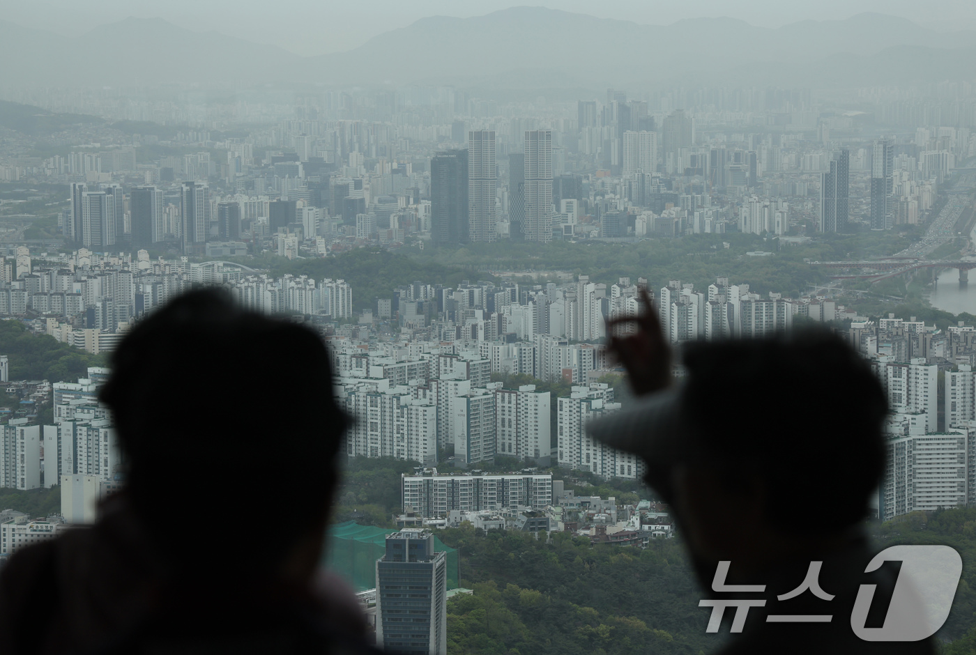 (서울=뉴스1) 임지훈 인턴기자 = 전국 대부분 지역에 황사의 영향으로 미세먼지 농도가 나쁨 수준을 보인 22일 오전 서울 중구 남산타워 전망대에서 바라본 서울시내가 뿌옇게 보이고 …