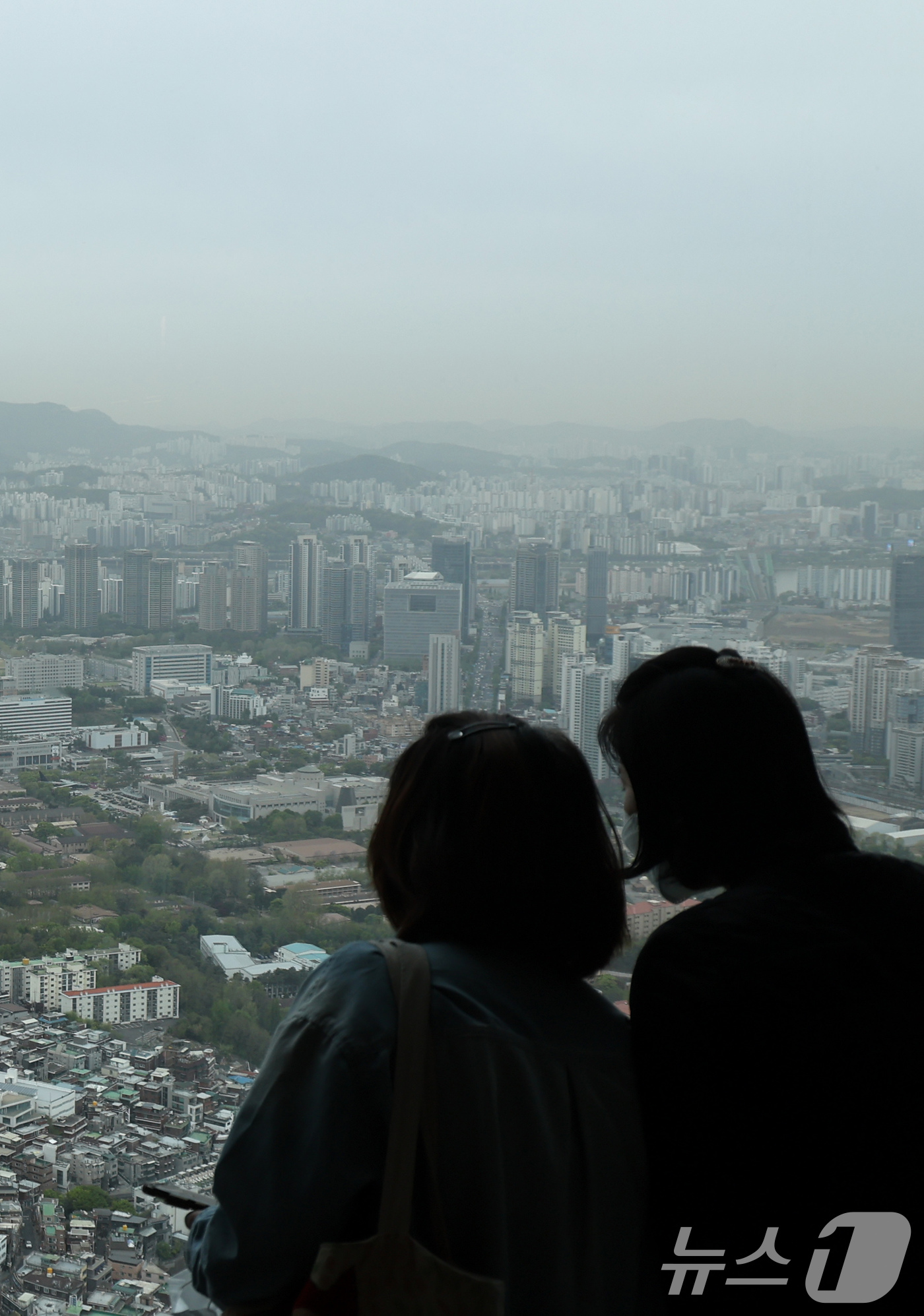 (서울=뉴스1) 임지훈 인턴기자 = 전국 대부분 지역에 황사의 영향으로 미세먼지 농도가 나쁨 수준을 보인 22일 오전 서울 중구 남산타워 전망대에서 바라본 서울시내가 뿌옇게 보이고 …