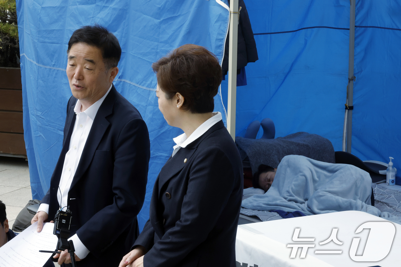 (서울=뉴스1) 박정호 기자 = 강득구, 이언주 더불어민주당 최고위원이 22일 오전 서울 여의도 국회 본청 앞 안호영 의원 단식장 앞에서 기자회견을 하고 있다.  2026.4.22 …