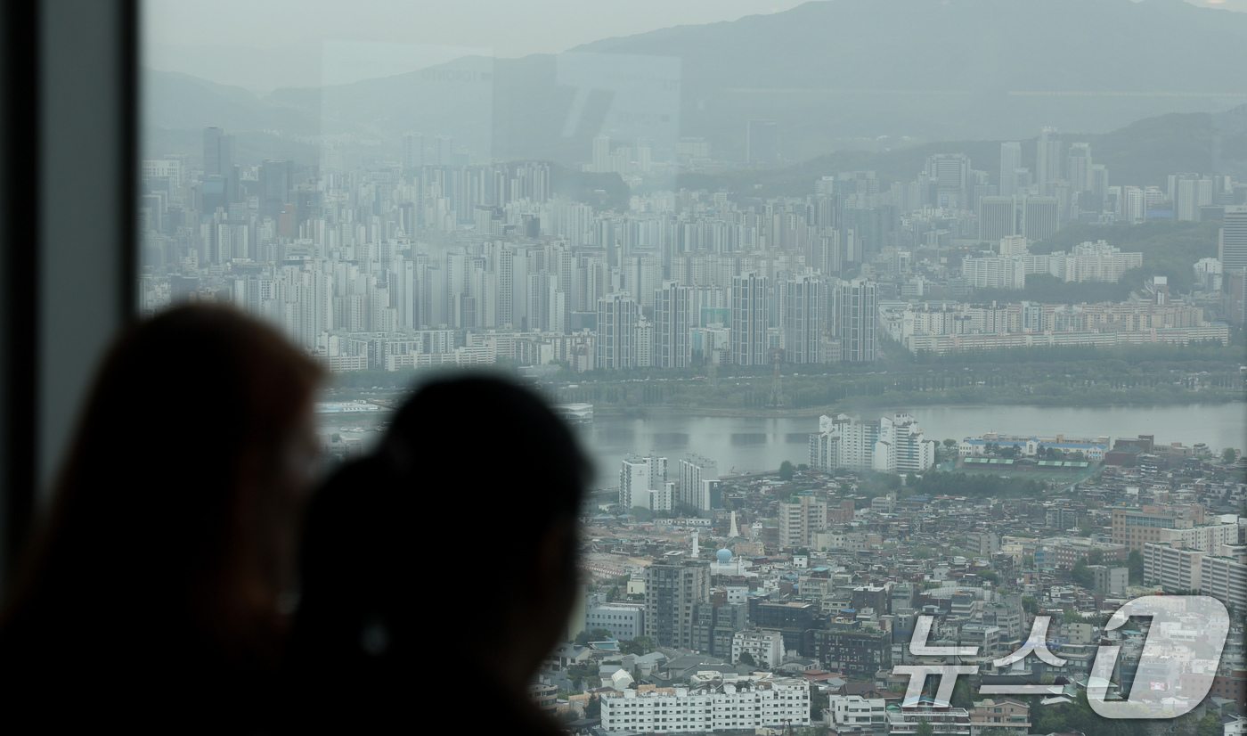 (서울=뉴스1) 임지훈 인턴기자 = 전국 대부분 지역에 황사의 영향으로 미세먼지 농도가 나쁨 수준을 보인 22일 오전 서울 중구 남산타워 전망대에서 바라본 서울시내가 뿌옇게 보이고 …