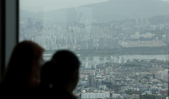 황사 유입으로 흐릿한 서울 도심