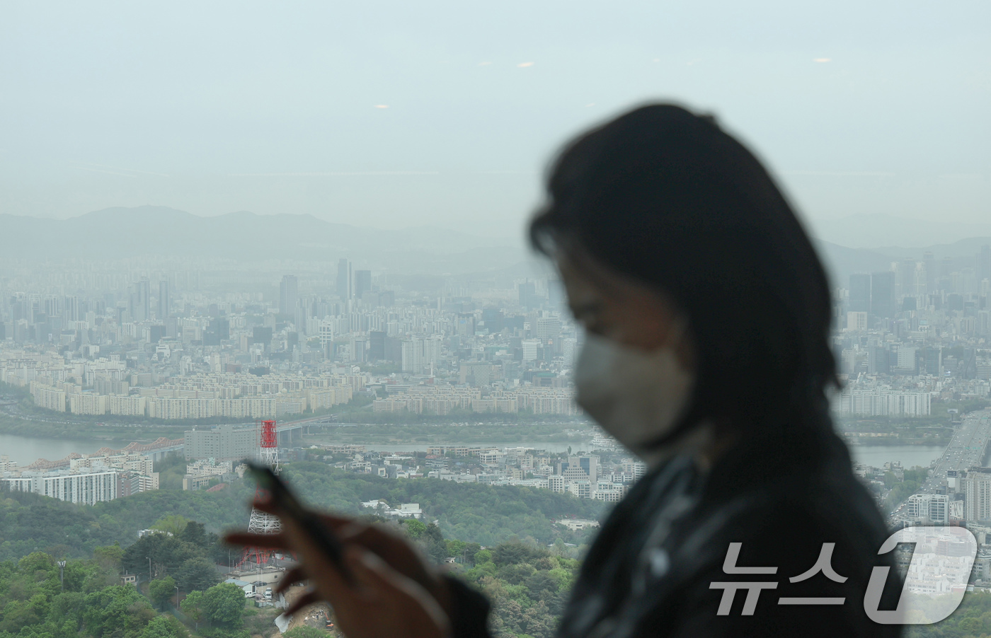 (서울=뉴스1) 임지훈 인턴기자 = 전국 대부분 지역에 황사의 영향으로 미세먼지 농도가 나쁨 수준을 보인 22일 오전 서울 중구 남산타워 전망대에서 바라본 서울시내가 뿌옇게 보이고 …