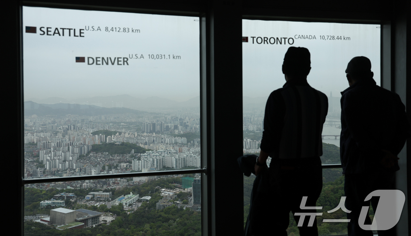 (서울=뉴스1) 임지훈 인턴기자 = 전국 대부분 지역에 황사의 영향으로 미세먼지 농도가 나쁨 수준을 보인 22일 오전 서울 중구 남산타워 전망대에서 바라본 서울시내가 뿌옇게 보이고 …