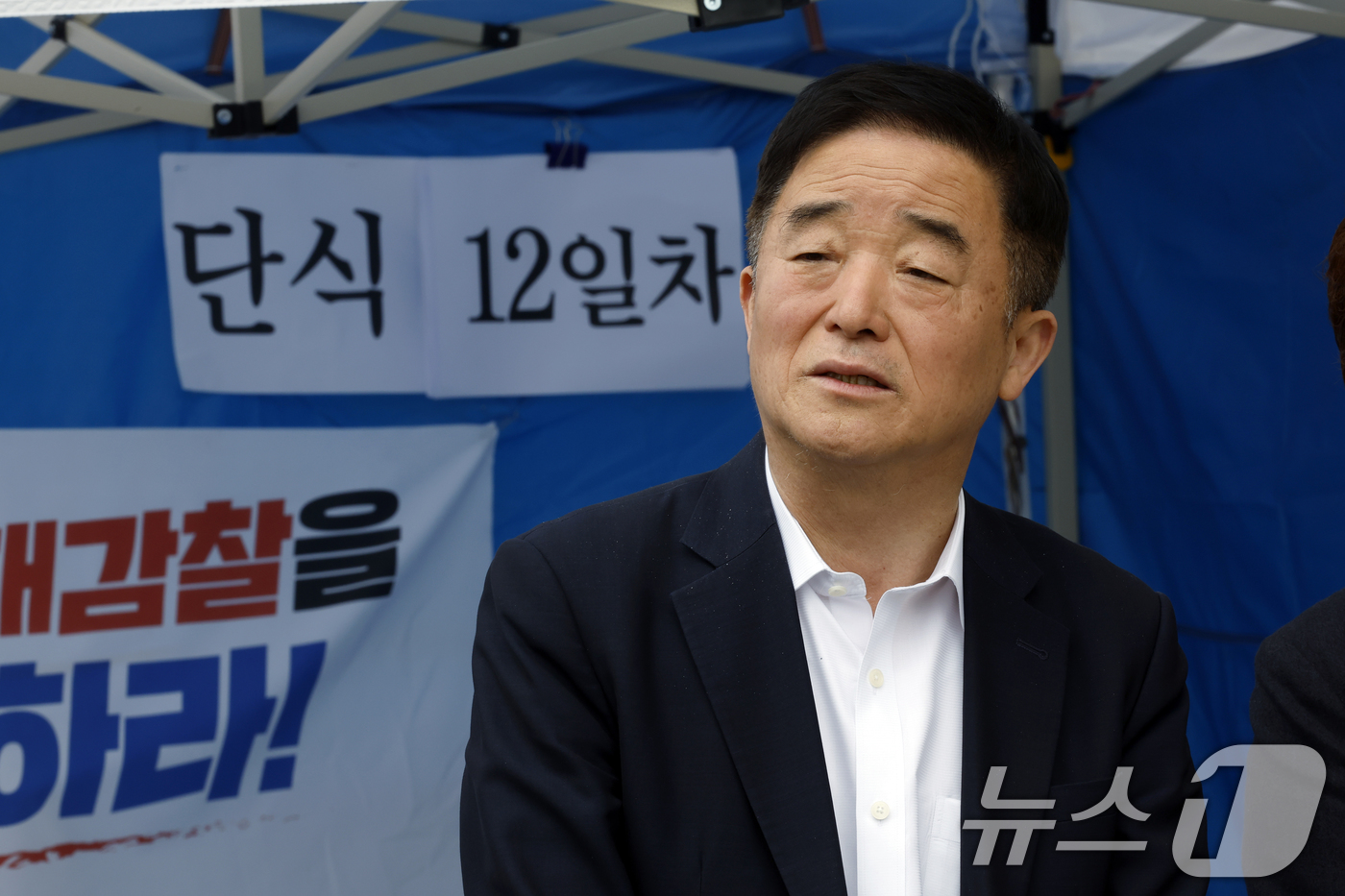 (서울=뉴스1) 박정호 기자 = 강득구 더불어민주당 최고위원이 22일 오전 서울 여의도 국회 본청 앞 안호영 의원 단식장 앞에서 기자회견을 하고 있다. 2026.4.22/뉴스1