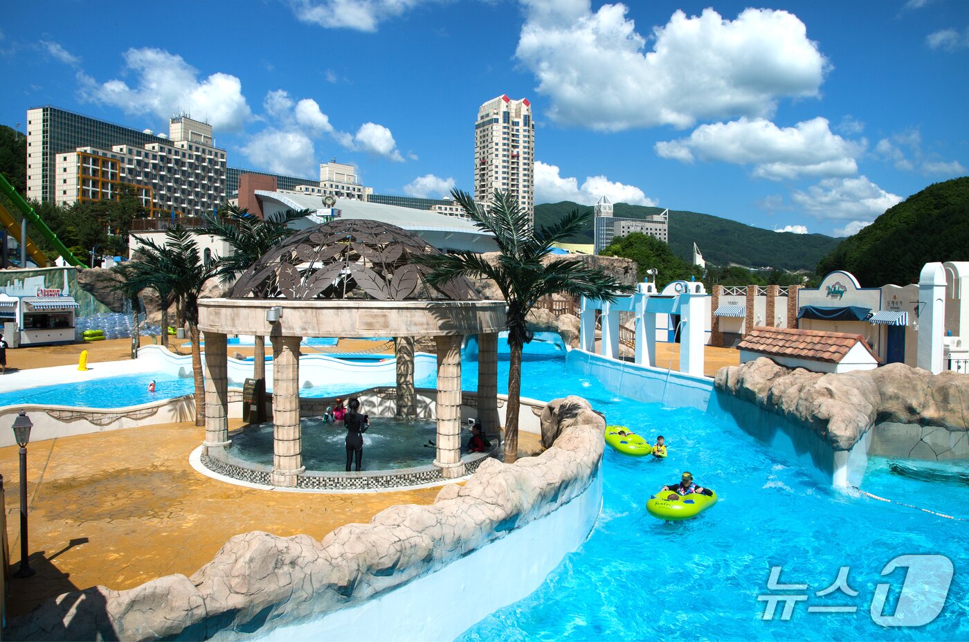 본문 이미지 - 블루캐니언 워터파크 웨이브리버.(휘닉스파크 제공, 재판매 및 DB 금지) 2026.4.22/뉴스1