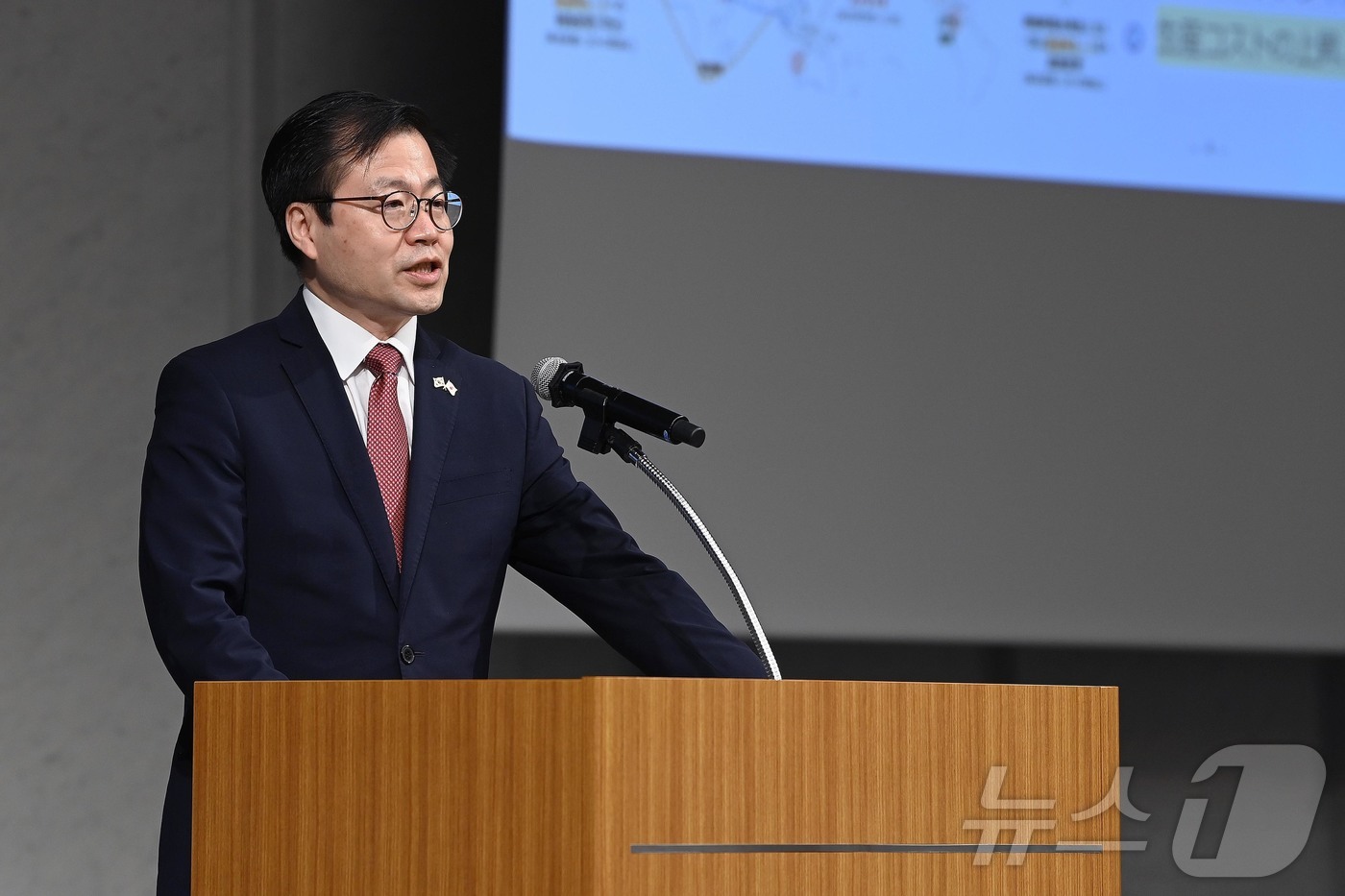 (서울=뉴스1) = 여한구 산업통상부 통상교섭본부장이 22일(현지시간) 일본 도쿄 일본경제단체연합회관 국제회의실에서 열린 '복합위기 시대의 한일 新경제협력 세미나'에서 기조연설을 …