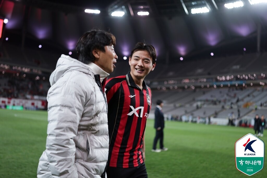 본문 이미지 - 활짝 웃으며 승리의 기쁨을 나누고 있는 김기동 감독과 황도윤. (한국프로축구연맹 제공)