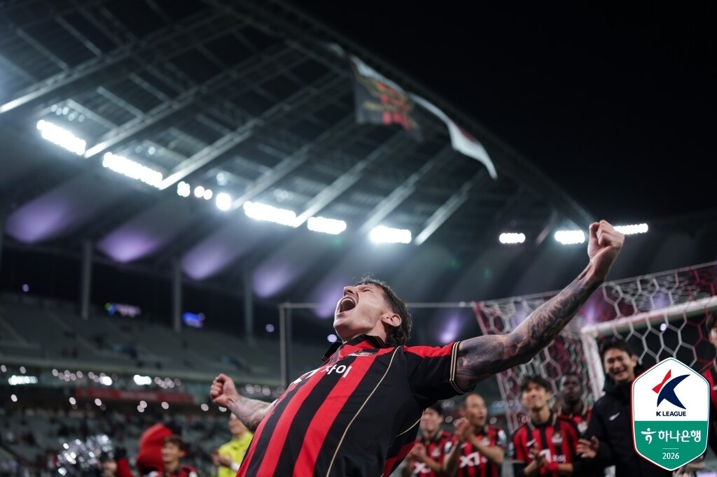 본문 이미지 - 김기동 감독과 함께 하는 3년 차. FC서울이 확 달라졌다. 결과물이 나오면서 선수들 사기도 오르고 있다. (한국프로축구연맹 제공)