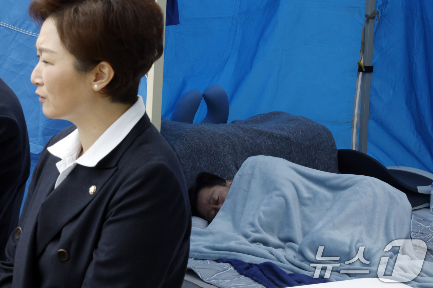 (서울=뉴스1) 박정호 기자 = 전북지사 경선 탈락 후 단식 12일차를 맞은 안호영 더불어민주당 의원이 22일 오전 서울 여의도 국회 본청 앞 단식장에 누워 있다.  2026.4. …