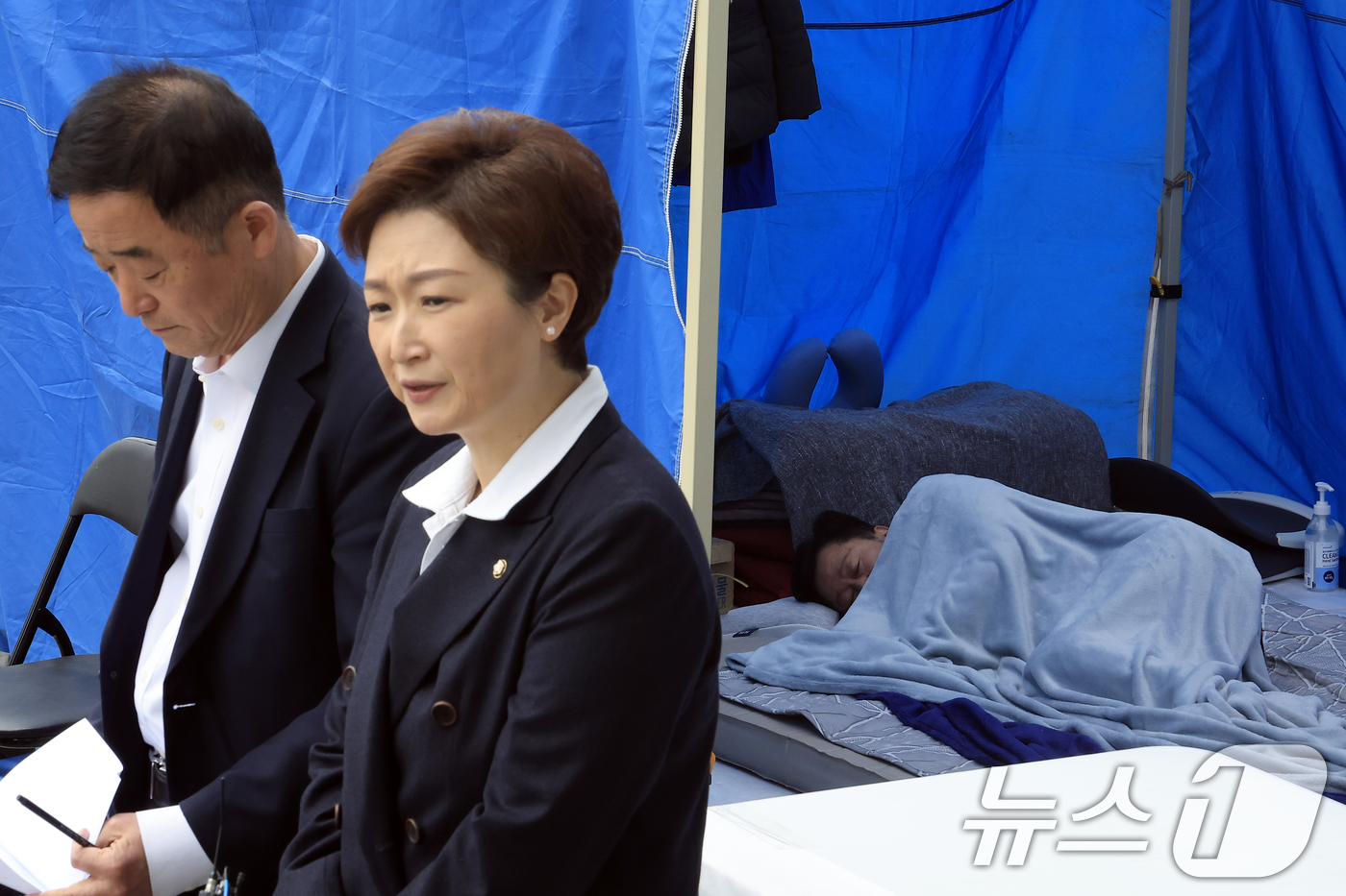 (서울=뉴스1) 박정호 기자 = 전북지사 경선 탈락 후 단식 12일차를 맞은 안호영 더불어민주당 의원이 22일 오전 서울 여의도 국회 본청 앞 단식장에 누워 있다.  2026.4. …