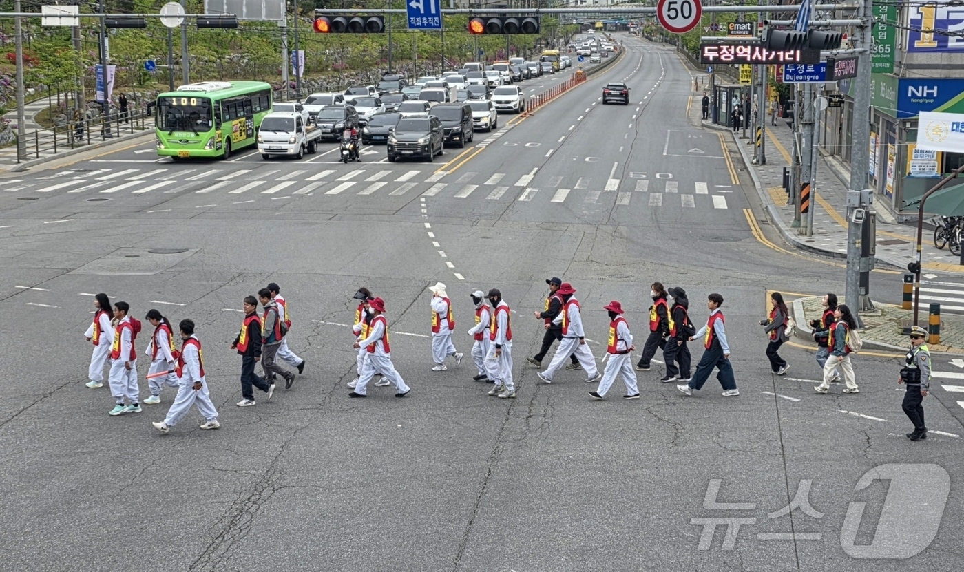 (천안=뉴스1) 이시우 기자 = 22일 회사의 위장 파산을 주장하며 청와대 도보 행진을 시작한 우창코넥타 직원들이 천안 서북구의 한 도로에서 행진하고 있다. 이들은 일주일간 행진을 …