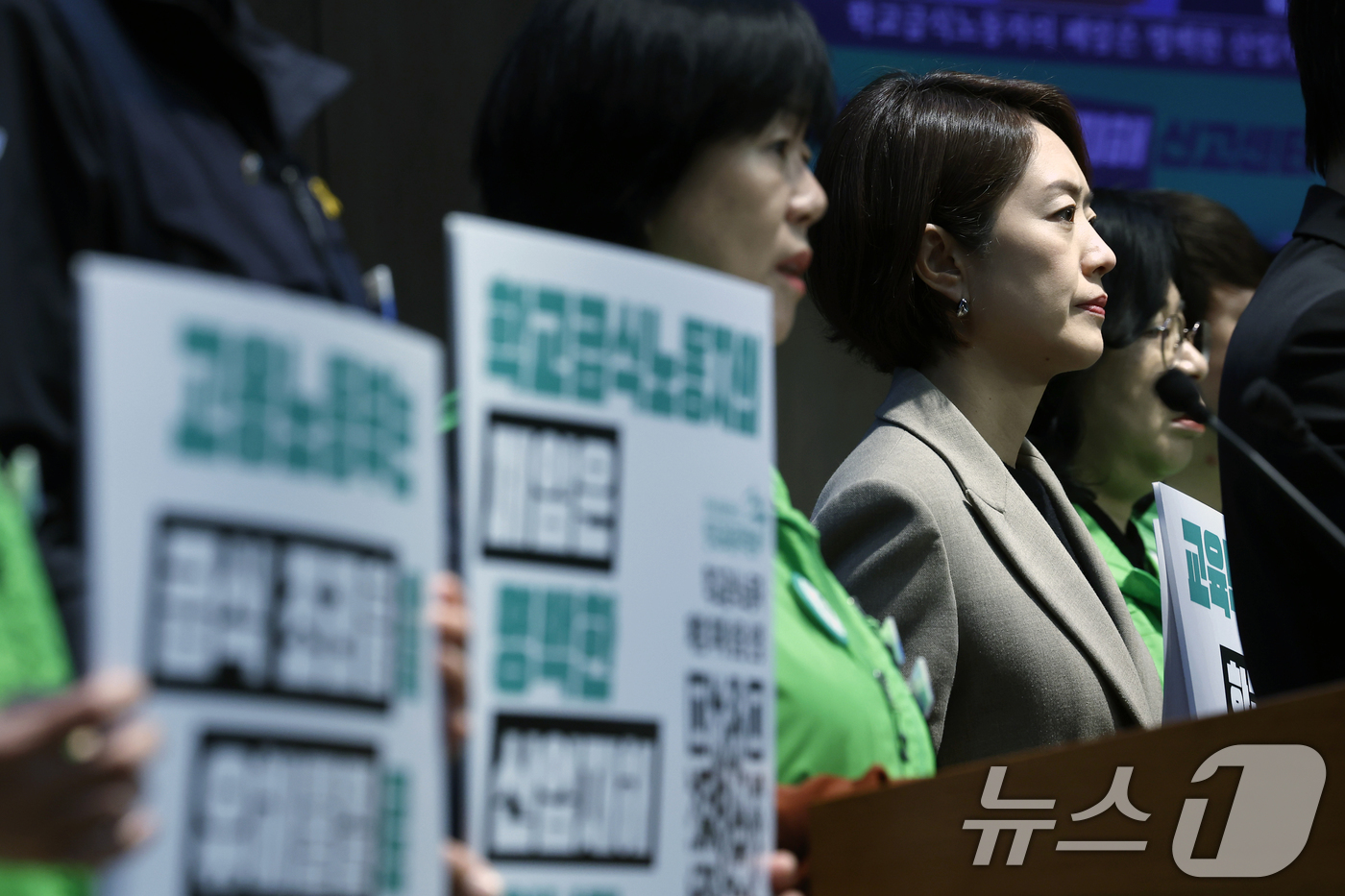 (서울=뉴스1) 박정호 기자 = 고민정 더불어민주당 의원이 22일 오전 서울 여의도 국회 소통관에서 열린 학교급식노동자 폐암 피해 신고센터 발족 기자회견에 참석해 피켓을 들고 있다 …