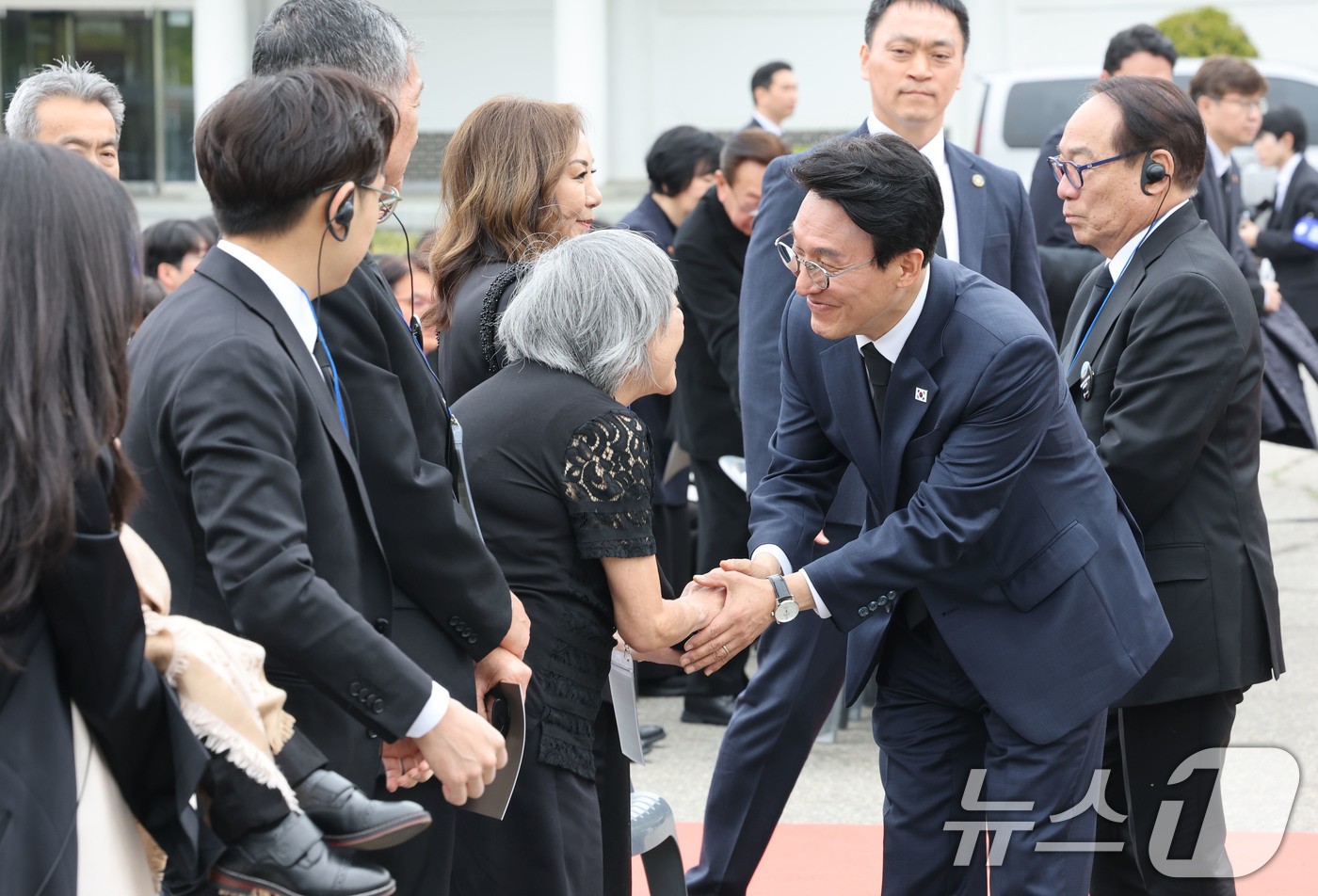 (서울=뉴스1) 이광호 기자 = 김민석 국무총리가 22일 오전 서울 동작구 국립서울현충원에서 열린 독립유공자 이하전 지사 유해봉환식에서 유가족과 인사나누고 있다. 2026.4.22 …