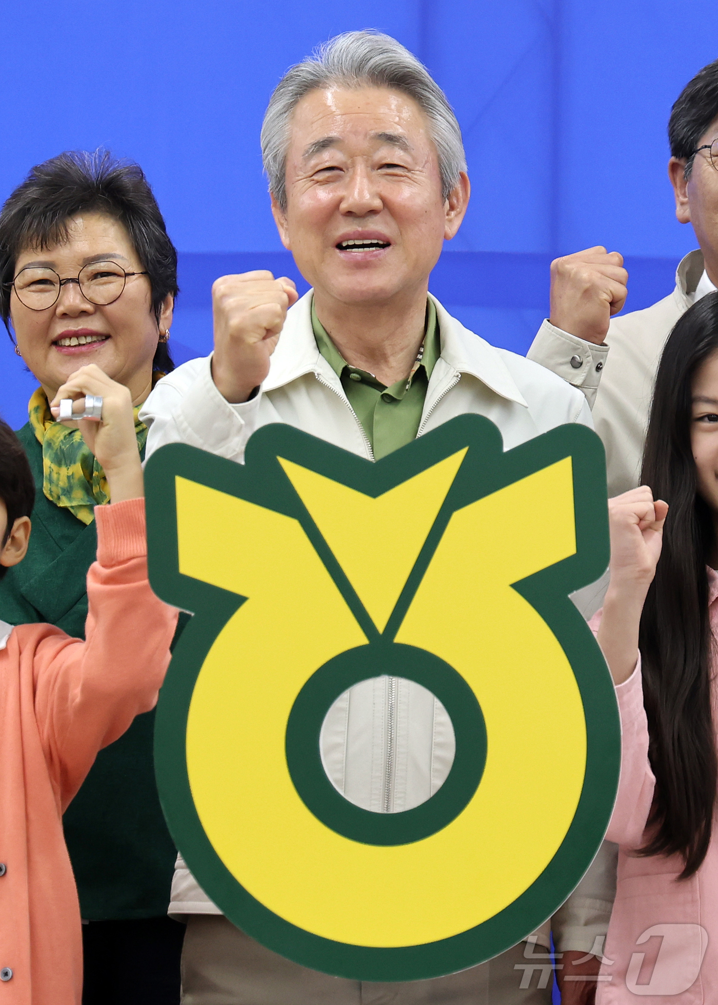 (서울=뉴스1) 김진환 기자 = 강호동 농협중앙회장이 22일 서울 서초구 농협하나로마트 양재점에서 열린 '농심! 효심! 동심! (農心! 孝心! 童心!) 특별할인행사' 기념식에서 기 …