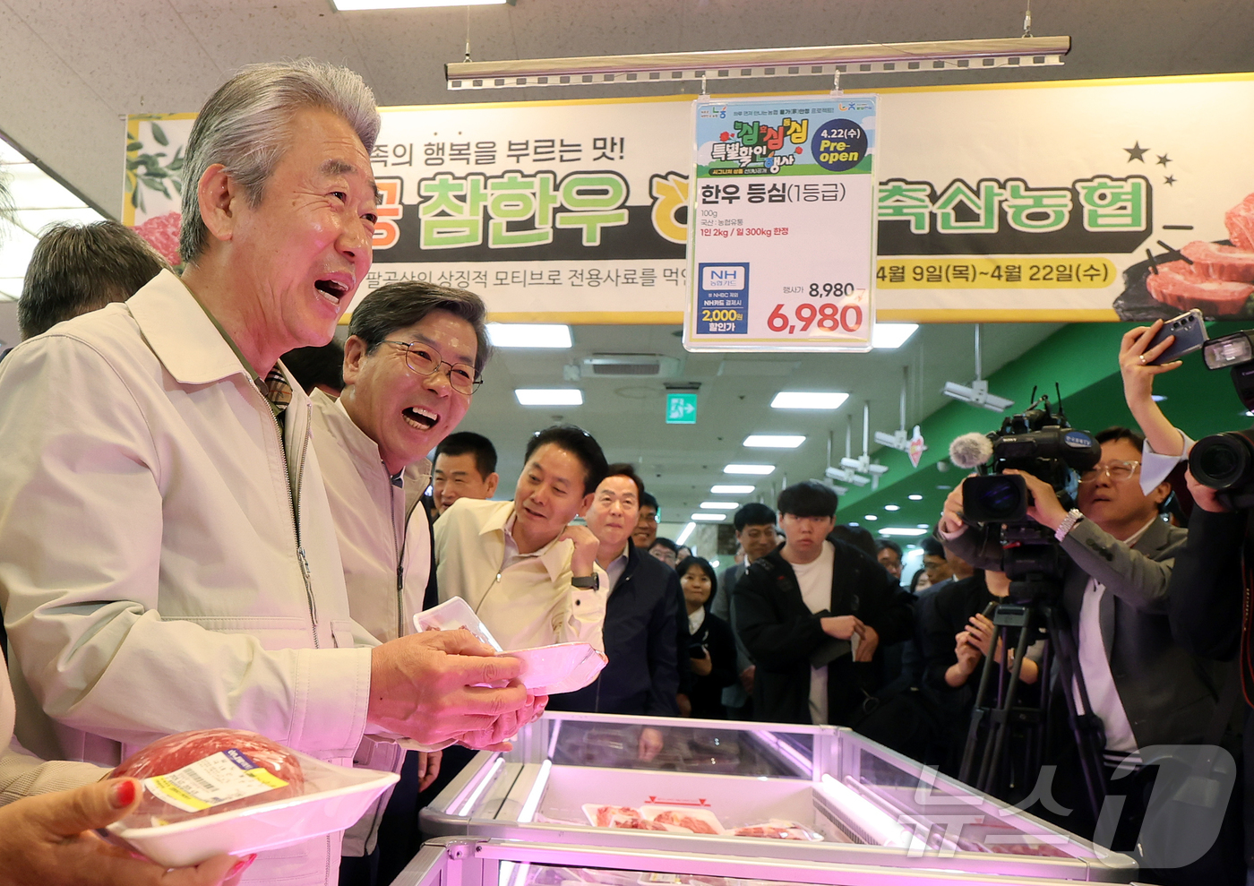 (서울=뉴스1) 김진환 기자 = 강호동 농협중앙회장이 22일 서울 서초구 농협하나로마트 양재점에서 열린 '농심! 효심! 동심! (農心! 孝心! 童心!) 특별할인행사' 기념식을 마친 …