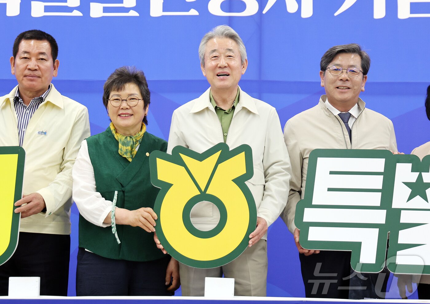 본문 이미지 - 강호동 농협중앙회장(가운데)을 비롯한 참석자들이 22일 서울 서초구 농협하나로마트 양재점에서 열린 '농심! 효심! 동심! (農心! 孝心! 童心!) 특별할인행사' 기념식에서 기념 촬영을 하고 있다. 이번 행사는 가정의 달과 영농 성수기를 맞아 민생 물가 부담을 완화하고 위축된 내수 경기에 활력을 불어넣기 위해 마련됐다. 농협은 설 명절 450억 원, 유류지원 380억 원, 이번 특별할인행사 312억 원 등 총 1,142억 원을 물가 안정과 민생 지원에 집중 투입할 계획이라고 밝혔다. 2026.4.22 ⓒ 뉴스1 김진환 기자