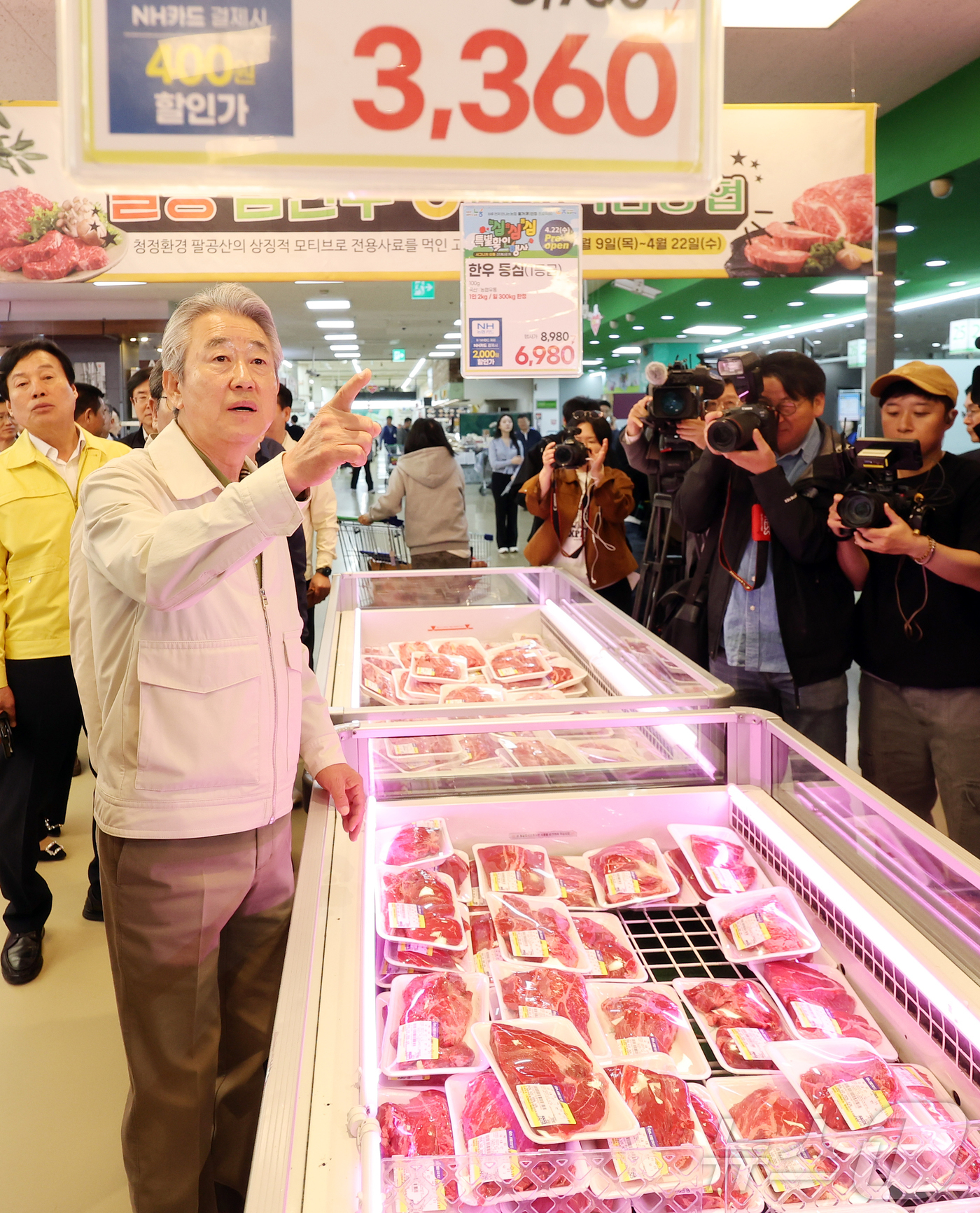 (서울=뉴스1) 김진환 기자 = 강호동 농협중앙회장이 22일 서울 서초구 농협하나로마트 양재점에서 열린 '농심! 효심! 동심! (農心! 孝心! 童心!) 특별할인행사' 기념식을 마친 …