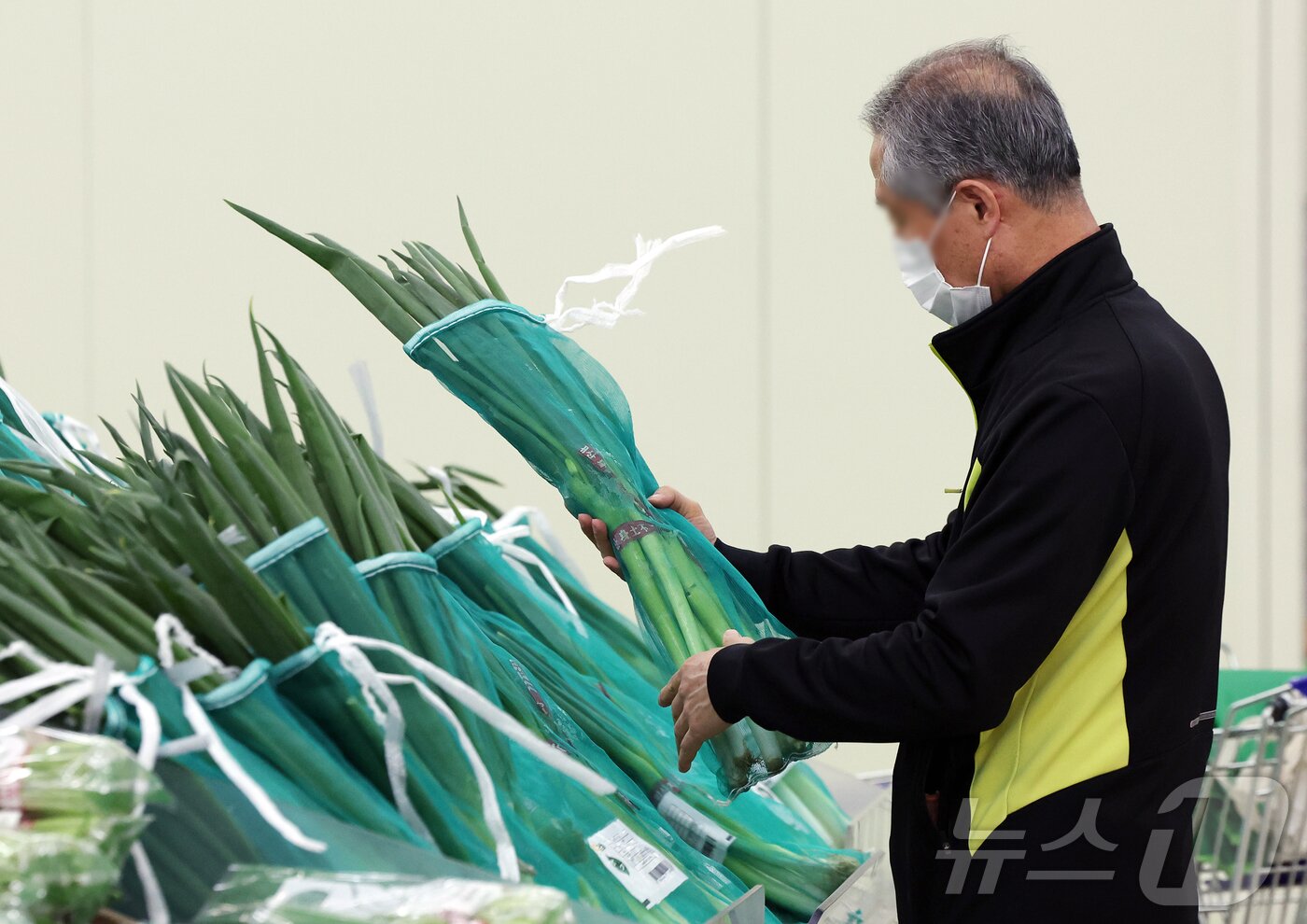 본문 이미지 - 22일 서울 서초구 농협하나로마트 양재점을 찾은 시민들이 장을 보고 있다. ] 2026.4.22 ⓒ 뉴스1 김진환 기자