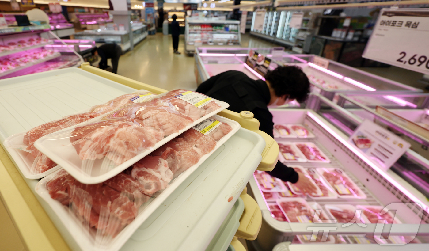 (서울=뉴스1) 김진환 기자 = 돼지고기 도매가격이 상승세를 보이자 정부가 소비자 체감 물가를 낮추기 위해 한돈 삼겹살·목살을 대상으로 최대 50% 할인 행사를 추진한다고 밝혔다. …