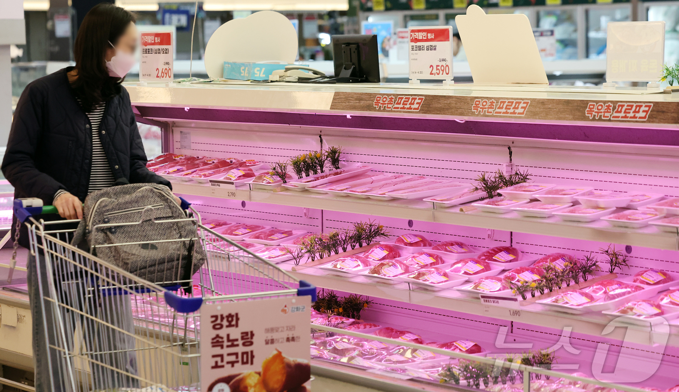 (서울=뉴스1) 김진환 기자 = 돼지고기 도매가격이 상승세를 보이자 정부가 소비자 체감 물가를 낮추기 위해 한돈 삼겹살·목살을 대상으로 최대 50% 할인 행사를 추진한다고 밝혔다. …