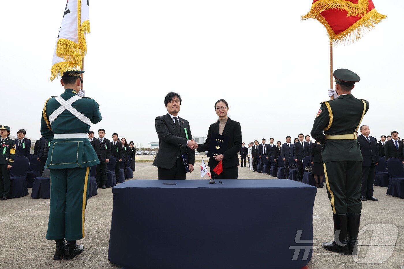 본문 이미지 - 22일 인천국제공항에서 열린 제13차 중국군 유해송환 인도식에서 이광석 국방부 국제정책관(왼쪽)과 스이 중국 국제협력사 부사장이 유해 인계인수서에 서명하고 있다. (국방부 제공. 재판매 및 DB 금지) 2026.4.22 ⓒ 뉴스1
