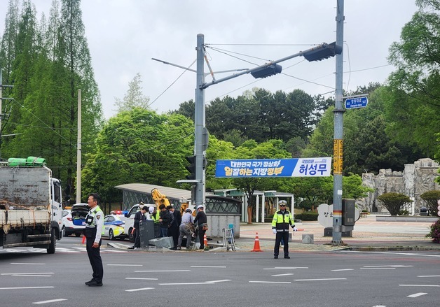 음주 운전하다 신호등 들이받은 60대 입건…도심 교통 '마비'