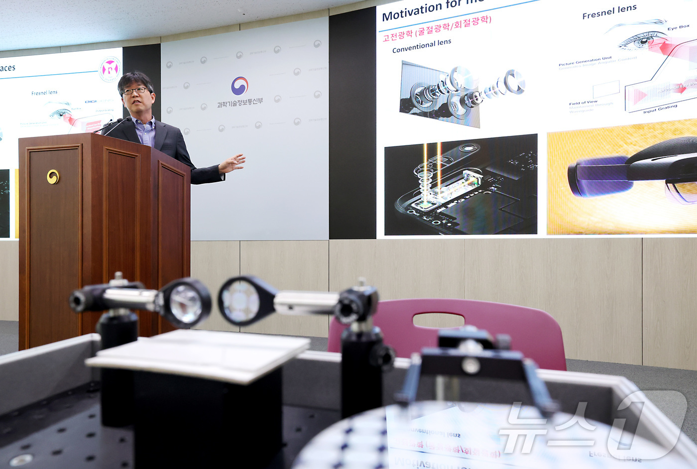 (세종=뉴스1) 김기남 기자 = 노준석 포항공과대학교 노준석 교수가 지난 22일 세종시 정부세종청사 과학기술정보통신부에서 안경없이 2D, 3D를 자유자재로 구현할 수 있는 세계 최 …
