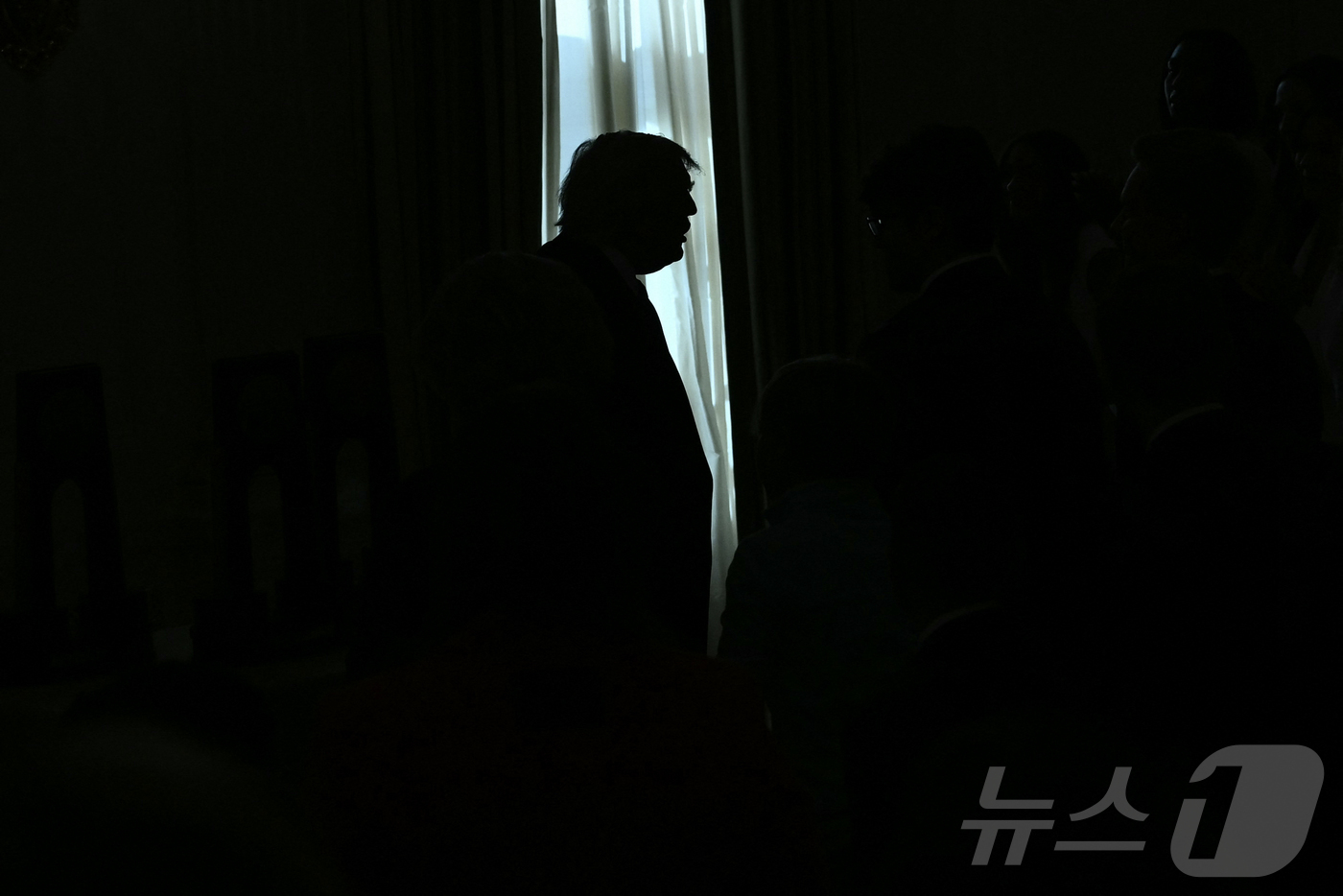 (워싱턴 AFP=뉴스1) 김경민 기자 = 도널드 트럼프 미국 대통령이 21일(현지시간) 워싱턴 백악관에서 열린 미국대학스포츠협회(NCAA) 농구 대회 시상식에 참석하고 있다. 20 …