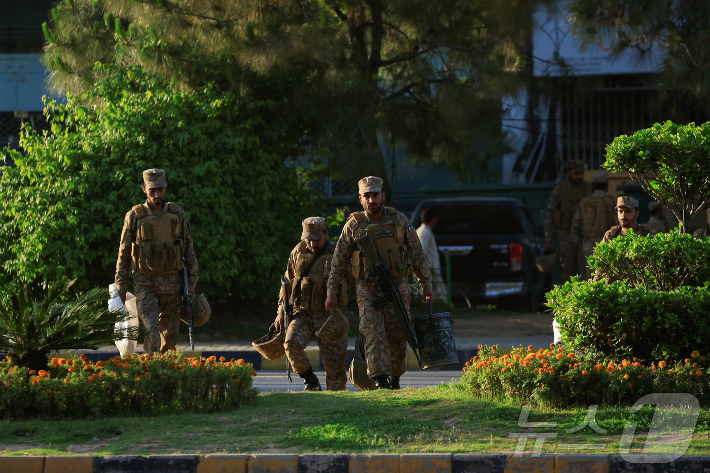 (이슬라마바드 로이터=뉴스1) 김경민 기자 = 파키스탄 군인들이 22일(현지시간) 대통령 관저 근처에 도착하고 있다. 파키스탄은 미국과 이란 간 2차 평회 회담을 개최할 준비를 하 …