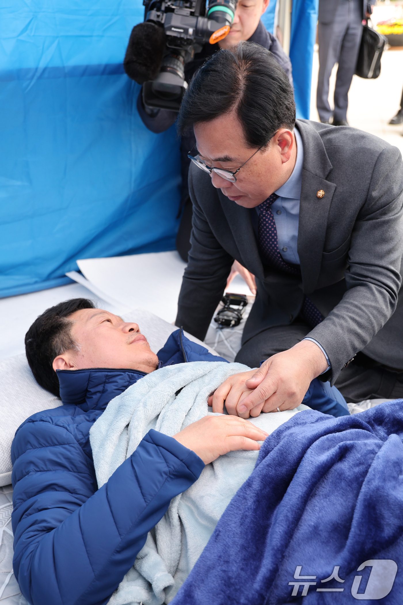 (서울=뉴스1) 신웅수 기자 = 송언석 국민의힘 원내대표가 22일 서울 여의도 본관 앞에서 단식 농성 중인 안호영 더불어민주당 의원을 방문해 대화하고 있다. 2026.4.22/뉴스 …