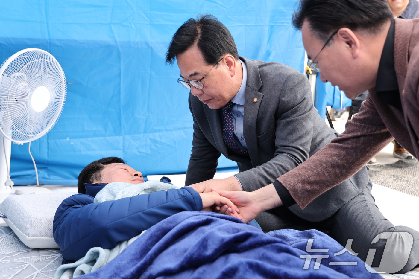 (서울=뉴스1) 신웅수 기자 = 송언석 국민의힘 원내대표가 22일 서울 여의도 본관 앞에서 단식 농성 중인 안호영 더불어민주당 의원을 방문해 대화하고 있다. 2026.4.22/뉴스 …