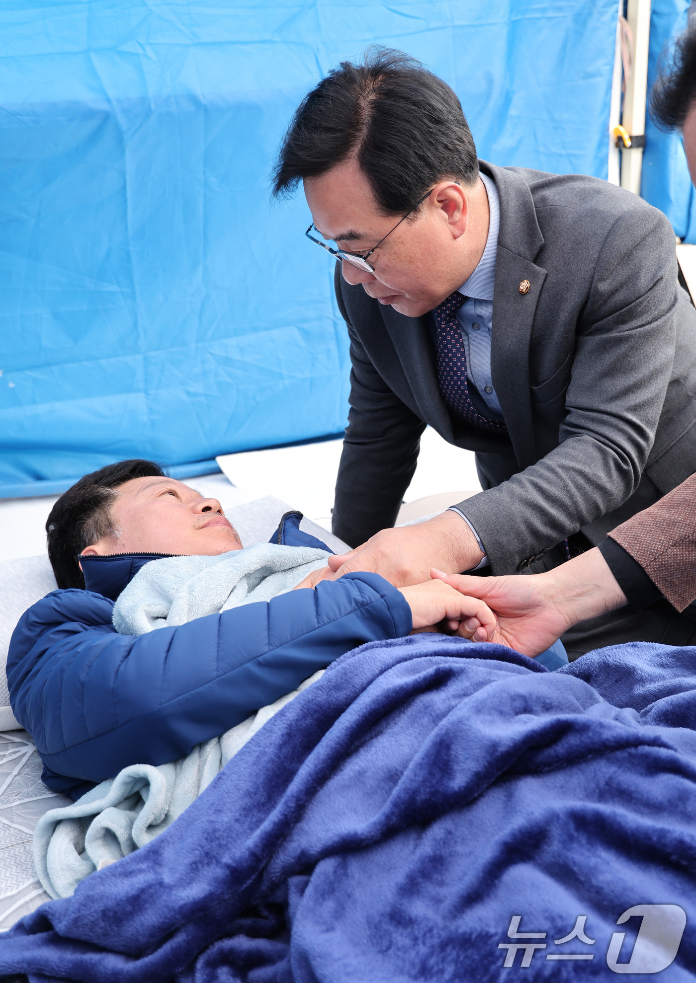 (서울=뉴스1) 신웅수 기자 = 송언석 국민의힘 원내대표가 22일 서울 여의도 본관 앞에서 단식 농성 중인 안호영 더불어민주당 의원을 방문해 대화하고 있다. 2026.4.22/뉴스 …