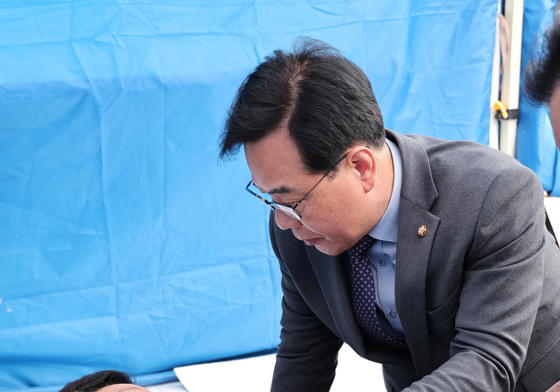 악수하는 송언석·안호영